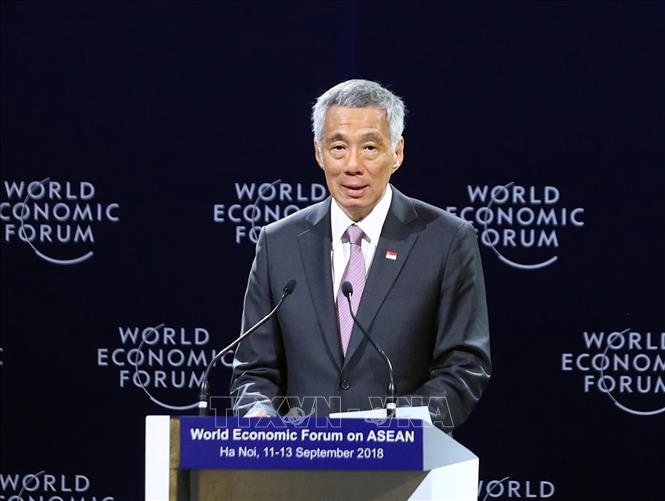 Photo: Prime Minister of Singapore Lee Hsien Loong speaks at the plenary session. VNA Photo