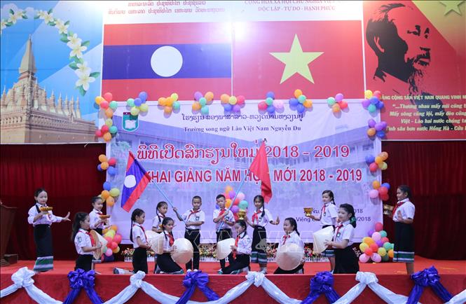 Trong ảnh: Một tiết mục văn nghệ của học sinh Nhà trường trong lễ khai giảng. Ảnh: Phạm Kiên – Phóng viên TTXVN tại Lào