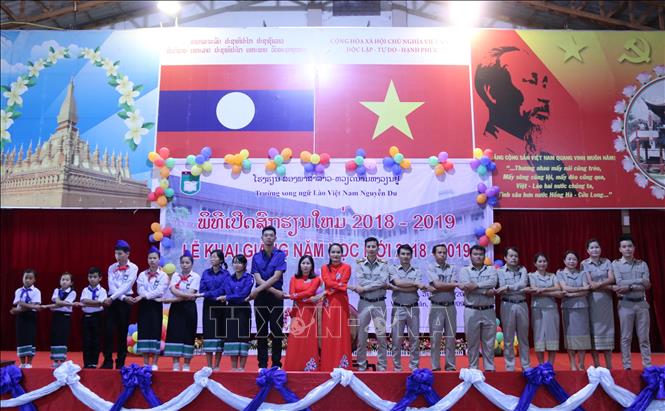 Trong ảnh: Thầy trò trường Song ngữ Lào – Việt Nguyễn Du nắm tay nhau cam kết dạy tốt, học tốt trong năm học mới. Ảnh: Phạm Kiên – Phóng viên TTXVN tại Lào
