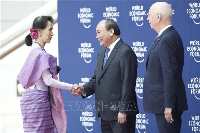 Trong ảnh: Thủ tướng Nguyễn Xuân Phúc và Giáo sư Klaus Schwab, Người sáng lập, Chủ tịch Điều hành Diễn đàn Kinh tế thế giới đón Cố vấn Nhà nước Myanmar Aung San Suu Kyi dự hội nghị. Ảnh: TTXVN