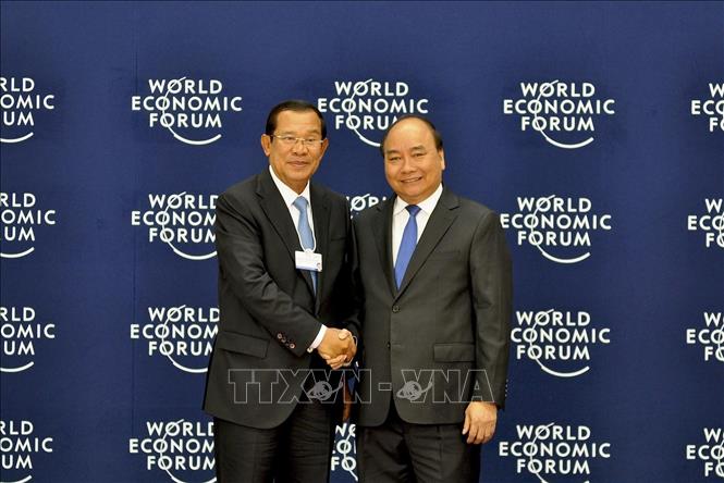 Trong ảnh: Thủ tướng Nguyễn Xuân Phúc đón Thủ tướng Campuchia Samdech Hun Sen dự hội nghị. Ảnh:  TTXVN