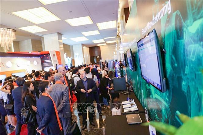 Trong ảnh: Khách hàng trải nghiệm các sản phẩm công nghệ do FPT sản xuất tại các gian trưng bày sản phẩm công nghệ nhân Lễ kỷ niệm. Ảnh: Trọng Đạt -TTXVN