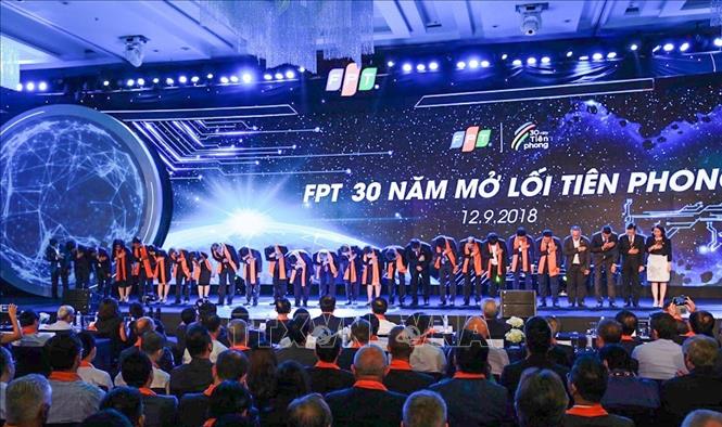 Trong ảnh: Ban lãnh đạo Tập đoàn FPT thực hiện nghĩ lễ tri ân. Ảnh: Trọng Đạt - TTXVN