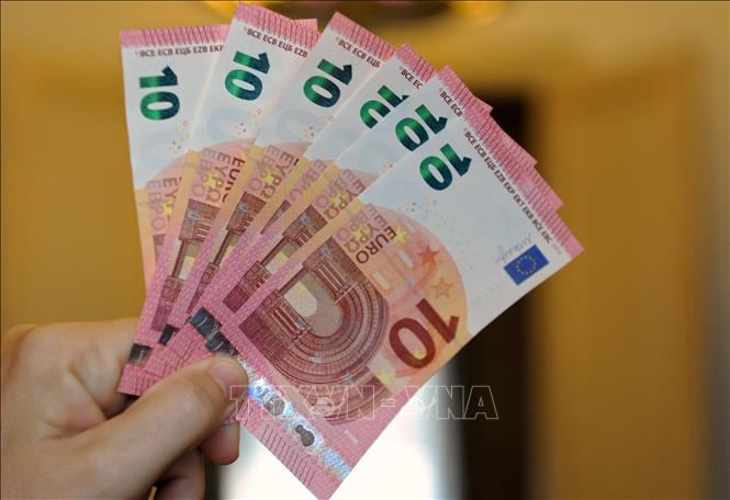 Trong ảnh (tư liệu): Đồng tiền giấy mệnh giá 10 euro tại một ngân hàng ở Paris, Pháp. Ảnh: AFP/ TTXVN