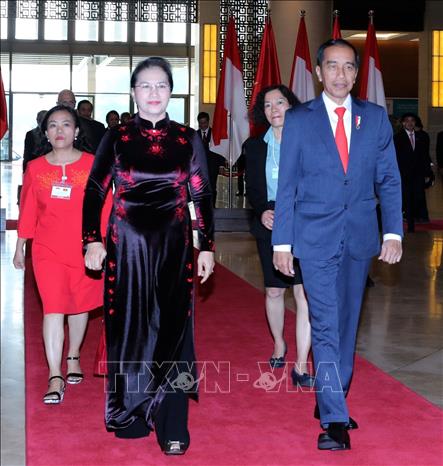 Photo: National Assembly Chairwoman Nguyen Thi Kim Ngan (L) welcomes Indonesian President Joko Widodo. VNA Photo:Trọng Đức