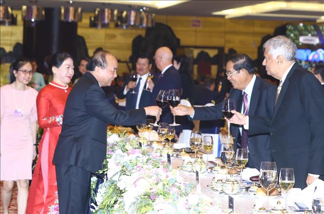 Photo: Prime Minister Nguyen Xuan Phuc and his spouse raise toast to their guests. VNA Photo: Thống Nhất