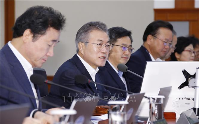 Trong ảnh: Tổng thống Moon Jae-in (thứ 2, trái) chủ trì một phiên họp nội các tại Seoul ngày 28/8. Ảnh: YONHAP/ TTXVN