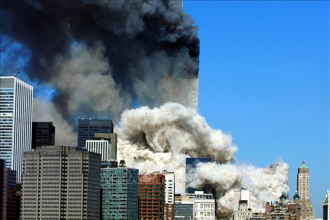 Trong ảnh (tư liệu): Khói bốc lên từ một trong hai tòa tháp đôi của Trung tâm thương mại thế giới bị sập sau vụ tấn công khủng bố bằng máy bay ở New York, Mỹ ngày 11/9/2001. Ảnh: AFP/ TTXVN