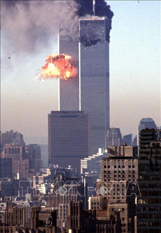 Trong ảnh (tư liệu): Khói lửa bốc lên từ một trong hai tòa tháp đôi của Trung tâm thương mại thế giới sau khi bị tấn công khủng bố bằng máy bay ở New York, Mỹ ngày 11/9/2001. Ảnh: AFP/ TTXVN