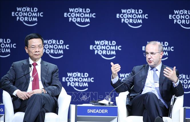 Trong ảnh: Ông Kevin Sneader (bên phải), Giám đốc Hãng tư vấn quản lý toàn cầu McKinsey & Company, Inc. phát biểu tại phiên bế mạc WEF ASEAN 2018. Ảnh: Lâm Khánh – TTXVN