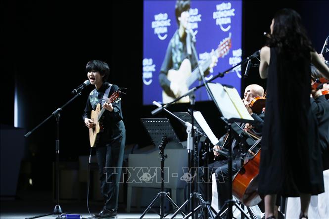 Trong ảnh: Ca sĩ, nhạc sĩ Lê Cát Trọng Lý cùng dàn nhạc biểu diễn tại phiên bế mạc WEF ASEAN 2018. Ảnh: Lâm Khánh – TTXVN