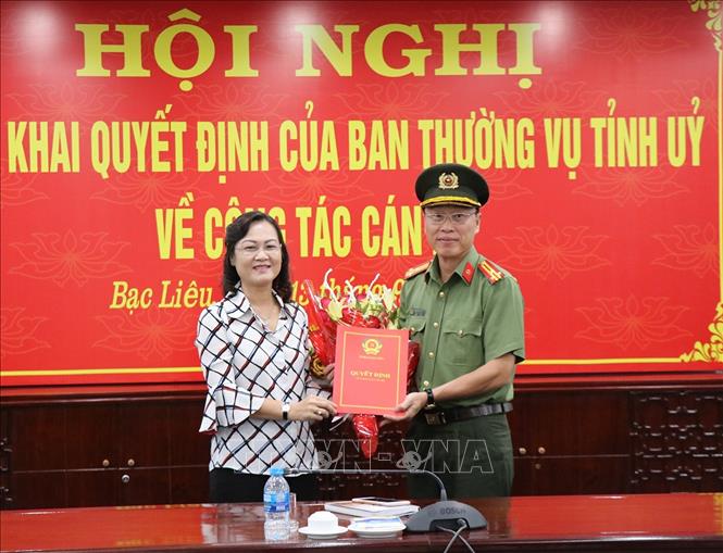 Trong ảnh: Bà Lê Thị Ái Nam, Phó Bí thư Thường trực Tỉnh ủy Bạc Liêu trao quyết định cho tân Trưởng Ban Nội chính Tỉnh ủy. Ảnh: Huỳnh Sử- TTXVN