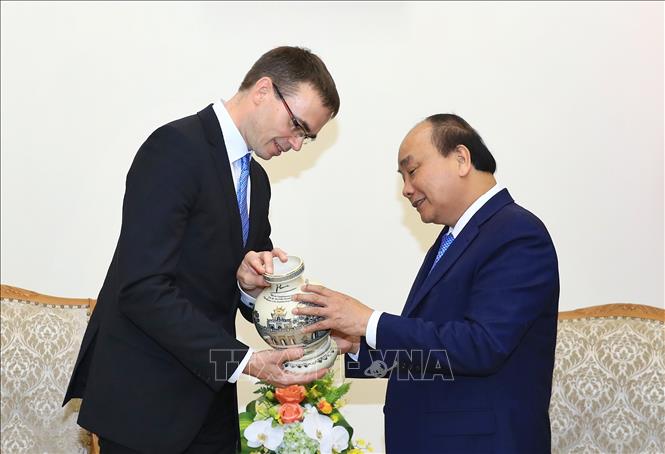 Trong ảnh: Thủ tướng Nguyễn Xuân Phúc tặng quà lưu niệm cho Bộ trưởng Ngoại giao Estonia Sven Mikser. Ảnh: Thống Nhất - TTXVN