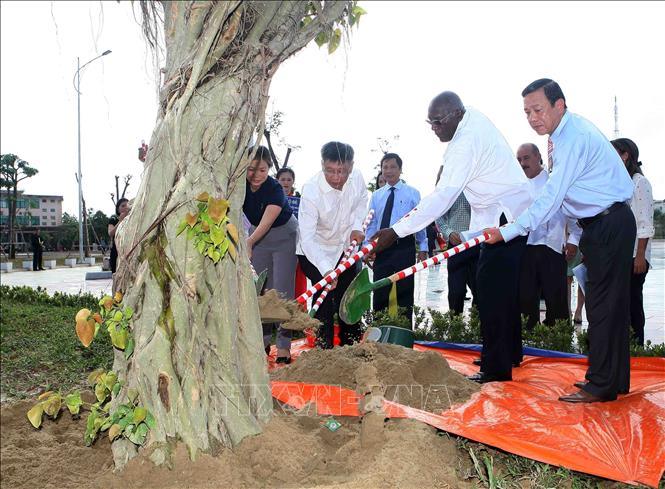 Trong ảnh: Đồng chí Salvador Valdés Mesa, Ủy viên Bộ Chính trị, Phó Chủ tịch thứ nhất Hội đồng Nhà nước và Hội đồng Bộ trưởng Cuba trồng cây lưu niệm trong công viên Fidel Castro. Ảnh: Thanh Tùng – TTXVN