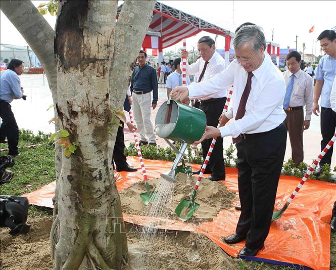 Trong ảnh: Đồng chí Trần Quốc Vượng, Ủy viên Bộ Chính trị, Thường trực Ban Bí thư trồng cây lưu niệm trong công viên Fidel Castro. Ảnh: Thanh Tùng – TTXVN