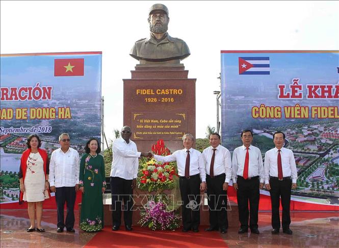 Trong ảnh: Đồng chí Trần Quốc Vượng, Ủy viên Bộ Chính trị, Thường trực Ban Bí thư; đồng chí Trương Thị Mai, Ủy viên Bộ Chính trị, Bí thư Trung ương Đảng,Trưởng Ban Dân vận Trung ương, Chủ tịch Hội Hữu nghị Việt Nam-Cuba và đồng chí Salvador Valdés Mesa, Ủy viên Bộ Chính trị, Phó Chủ tịch thứ nhất Hội đồng Nhà nước và Hội đồng Bộ trưởng Cuba cùng các đại biểu thực hiện nghi thức khánh thành Công viên Fidel Castro. Ảnh: Thanh Tùng - TTXVN