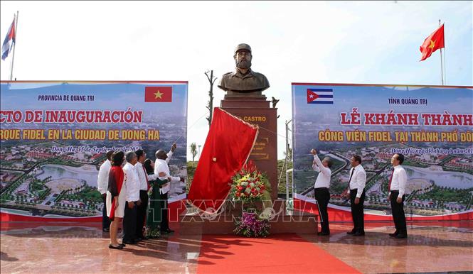 Trong ảnh: Đồng chí Trần Quốc Vượng, Ủy viên Bộ Chính trị, Thường trực Ban Bí thư; đồng chí Trương Thị Mai, Ủy viên Bộ Chính trị, Bí thư Trung ương Đảng,Trưởng Ban Dân vận Trung ương, Chủ tịch Hội Hữu nghị Việt Nam-Cuba và đồng chí Salvador Valdés Mesa, Ủy viên Bộ Chính trị, Phó Chủ tịch thứ nhất Hội đồng Nhà nước và Hội đồng Bộ trưởng Cuba cùng các đại biểu thực hiện nghi thức khánh thành Công viên Fidel Castro. Ảnh: Thanh Tùng - TTXVN