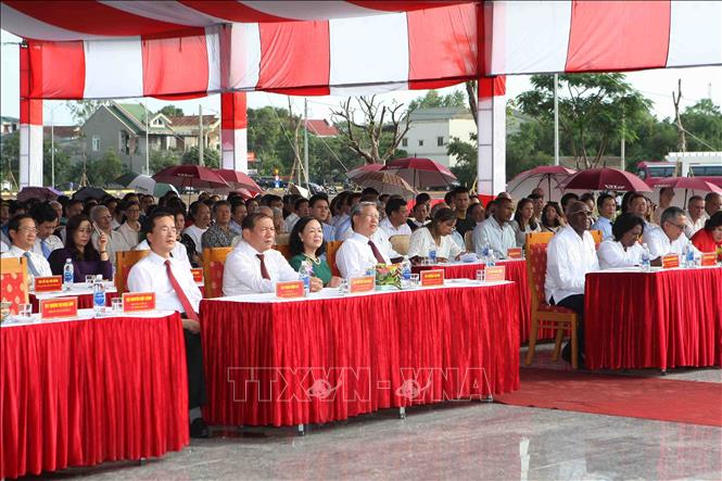 Trong ảnh: Đồng chí Trần Quốc Vượng, Ủy viên Bộ Chính trị, Thường trực Ban Bí thư; đồng chí Trương Thị Mai, Ủy viên Bộ Chính trị, Bí thư Trung ương Đảng,Trưởng Ban Dân vận Trung ương, Chủ tịch Hội Hữu nghị Việt Nam-Cuba và đồng chí Salvador Valdés Mesa, Ủy viên Bộ Chính trị, Phó Chủ tịch thứ nhất Hội đồng Nhà nước và Hội đồng Bộ trưởng Cuba cùng các đại biểu dự lễ khánh thành công viên Fidel Castro tại thành phố Đông Hà. Ảnh: Thanh Tùng – TTXVN