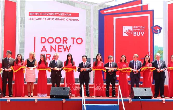 Trong ảnh: Các đại biểu thực hiện nghi lễ cắt băng khánh thành Trường Đại học Anh quốc Việt Nam. Ảnh: Đinh Tuấn - TTXVN