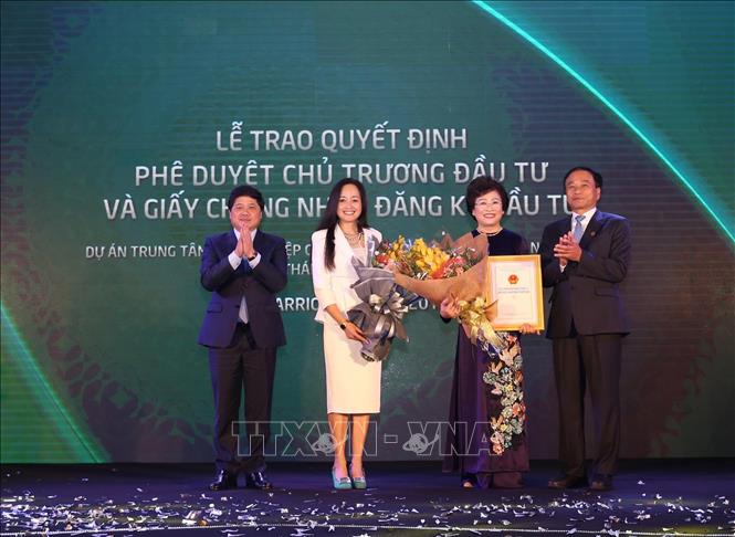 Trong ảnh: Thứ trưởng Bộ NN & PTNT Lê Quốc Doanh chứng kiến trao giấy chứng nhận đầu tư khu nông nghiệp công nghệ cao của tỉnh Đồng Tháp cho Tập đoàn Giống cây trồng Việt Nam. Ảnh: Vũ Sinh - TTXVN