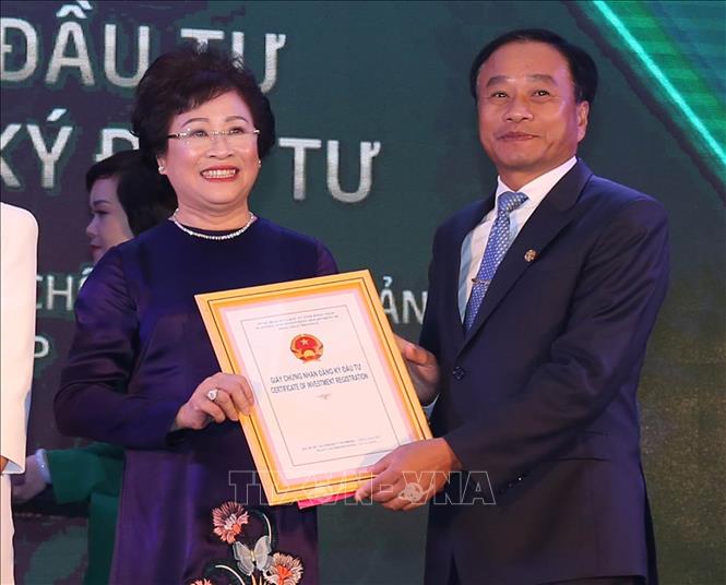 Trong ảnh: Chủ tịch UBND tỉnh Đồng Tháp Nguyễn Văn Dương trao giấy chứng nhận đầu tư khu nông nghiệp công nghệ cao của tỉnh Đồng Tháp cho Tập đoàn Giống cây trồng Việt Nam. Ảnh: Vũ Sinh - TTXVN
