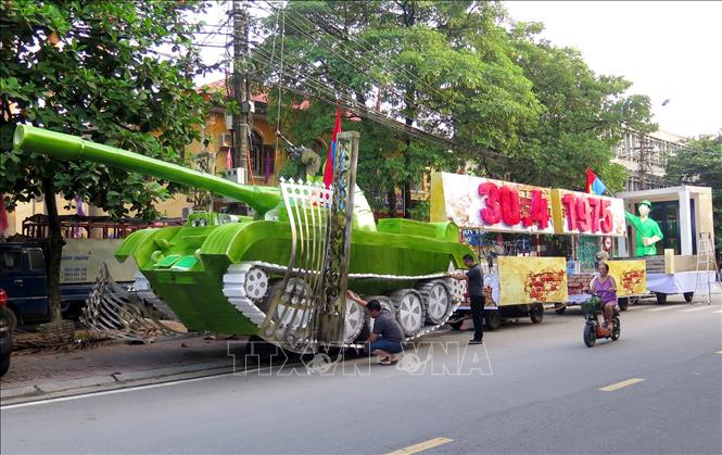 Nhân dân Sơn Dương làm mô hình đèn Trung thu