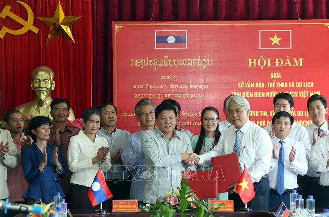 Trong ảnh: Lễ bàn giao Biên bản ký kết thỏa thuận hợp tác. Ảnh: Phan Tuấn Anh - TTXVN