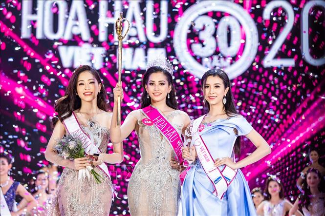 Trong ảnh: Người đẹp Trần Tiểu Vy đăng quang Hoa hậu Việt Nam 2018. Ảnh: TTXVN phát