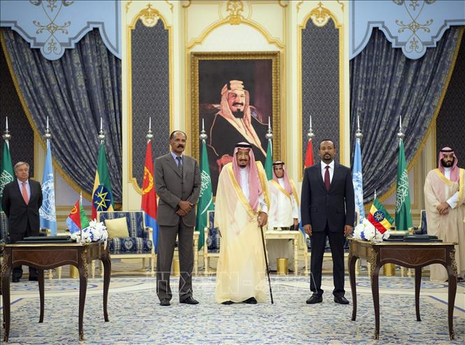 Trong ảnh: Quốc vương Saudi Arabia Salman (giữa) chứng kiến lễ ký kết hiệp ước hòa bình giữa Tổng thống Eritrea Isaias Afwerki (giữa, trái) và Thủ tướng Ethiopia Abiy Ahmed (giữa, phải) tại Jeddah ngày 16/9. Ảnh: AFP/ TTXVN