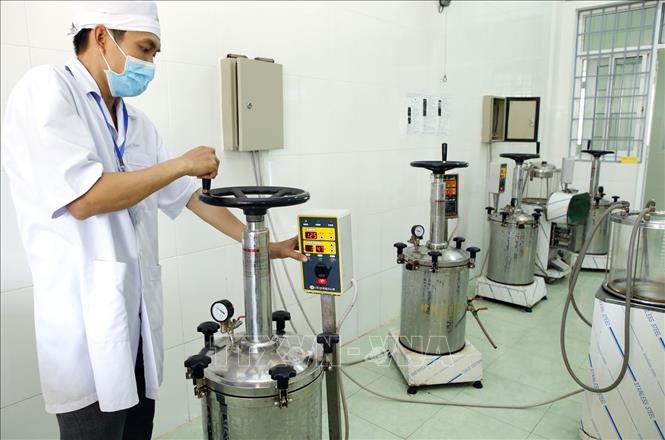 Trong ảnh: Bệnh viện Y học cổ truyền Bình Định đầu tư hệ thống sắc chiết thuốc đông y hiện đại phục vụ khám chữa bệnh. Ảnh: Dương Ngọc – TTXVN