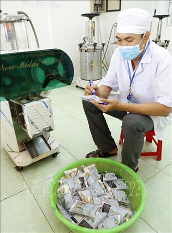 Trong ảnh: Bệnh viện Y học cổ truyền Bình Định đầu tư hệ thống sắc chiết thuốc đông y hiện đại phục vụ khám chữa bệnh. Ảnh: Dương Ngọc – TTXVN