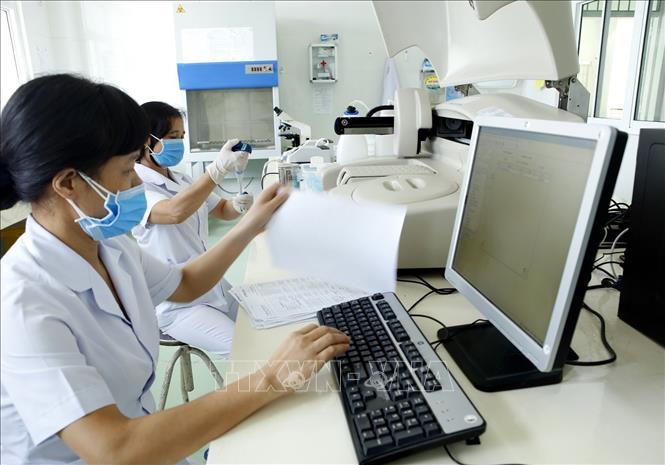Trong ảnh: Bệnh viện Y học cổ truyền Bình Định đầu tư hệ thống xét nghiệm hiện đại phục vụ khám chữa bệnh. Ảnh: Dương Ngọc – TTXVN