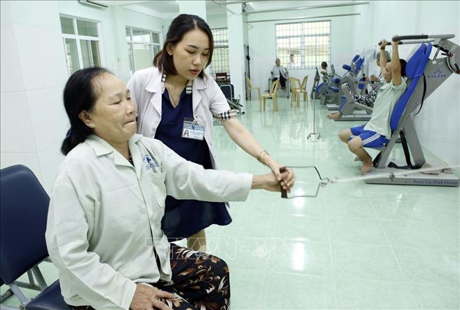 Trong ảnh: Nhân viên y tế luyện tập phục hồi chức năng cho người bệnh tại bệnh viện Y học cổ truyền Bình Định. Ảnh: Dương Ngọc – TTXVN