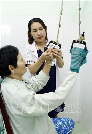 Trong ảnh: Nhân viên y tế luyện tập phục hồi chức năng cho người bệnh tại bệnh viện Y học cổ truyền Bình Định. Ảnh: Dương Ngọc – TTXVN