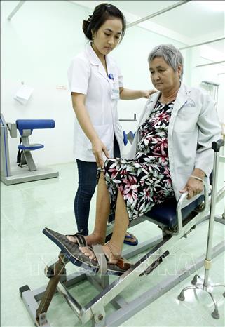 Trong ảnh: Nhân viên y tế luyện tập phục hồi chức năng cho người bệnh tại bệnh viện Y học cổ truyền Bình Định. Ảnh: Dương Ngọc – TTXVN