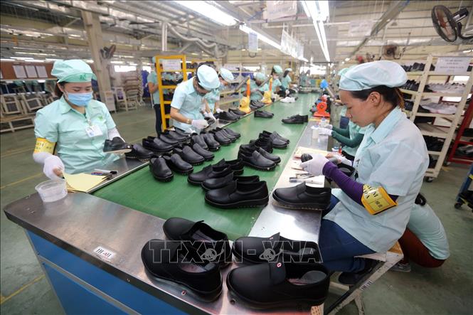 Trong ảnh: Dây chuyền sản xuất giày, dép xuất khẩu tại Công ty TNHH Midori Safety Footwear Việt Nam, vốn đầu tư của Nhật Bản tại khu công nghiệp Điện Nam – Điện Ngọc (Quảng Nam). Ảnh: Danh Lam – TTXVN