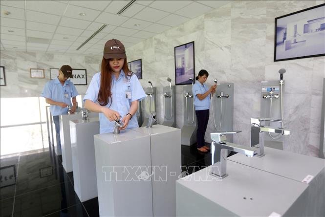 Trong ảnh: Kiểm tra các sản phẩm thiết bị vòi nước, vòi sen tại Công Ty TNHH Lixil Việt Nam, vốn đầu tư của Nhật Bản tại Quảng Nam. Ảnh: Danh Lam – TTXVN