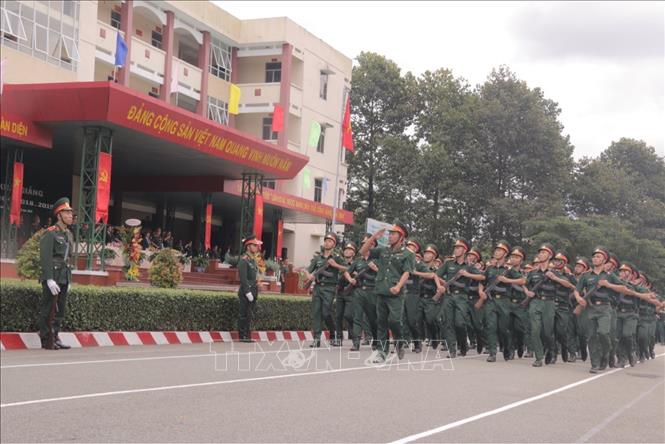 Trong ảnh: Các học viên Trường sĩ quan công binh diễu binh qua lễ đài. Ảnh: Huyền Trang - TTXVN