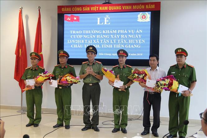 Trong ảnh: Đại tá Nguyễn Hữu Trí, Giám đốc Công an tỉnh Tiền Giang, trao Bằng khen cho các tập thể. Ảnh: Minh Trí - TTXVN