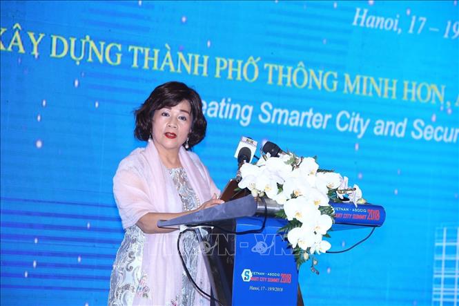 Photo: Chairwoman of the World Information Technology & Services Alliance Yvonne Chiu speaks at the summit. VNA Photo: Minh Quyết