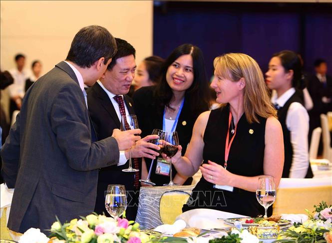 Photo: Delegates raise toast at the event. VNA Photo.