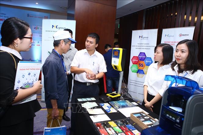 Photo: Delegates tour the exhibition at the ASOCIO Smart City Summit 2018. VNA Photo: Minh Quyết