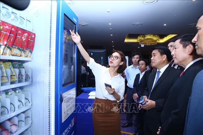 Photo: Delegates tour the exhibition at the ASOCIO Smart City Summit 2018. VNA Photo: Minh Quyết