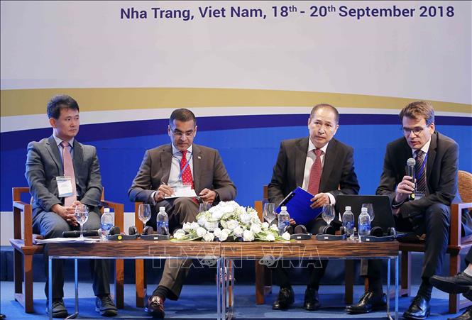 Photo: Speakers discuss free flow of labour in ASEAN and developed countries. VNA Photo

