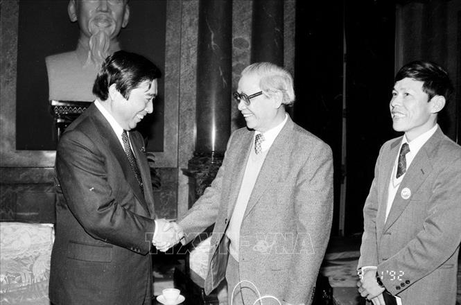Trong ảnh: Ngày 4/1/1992, tại Phủ Chủ tịch, Chủ tịch Hội đồng Bộ trưởng Võ Văn Kiệt tiếp đoàn cấp cao của Chính phủ Nhật Bản do Hạ nghị sĩ Kamei dẫn đầu sang thăm Việt Nam. Ảnh: Minh Đạo – TTXVN