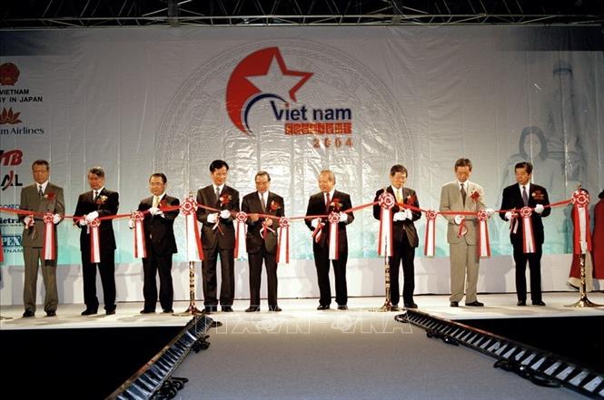Trong ảnh: Thủ tướng Phan Văn Khải dự khai mạc Lễ hội Việt Nam 2004 được tổ chức tại Yokohama – Nhật Bản từ 4 đến 8/6/2004. Ảnh: Thế Thuần – TTXVN
