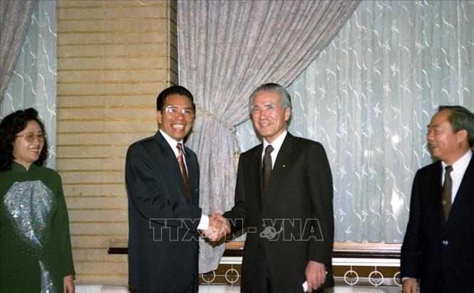 Trong ảnh: Thủ tướng Nhật Bản T.Mu-ra-y-ma tiếp Chủ tịch Quốc hội Nông Đức Mạnh, ngày 12/12/1995, tại Tokyo. Ảnh: Xuân Tuân - TTXVN