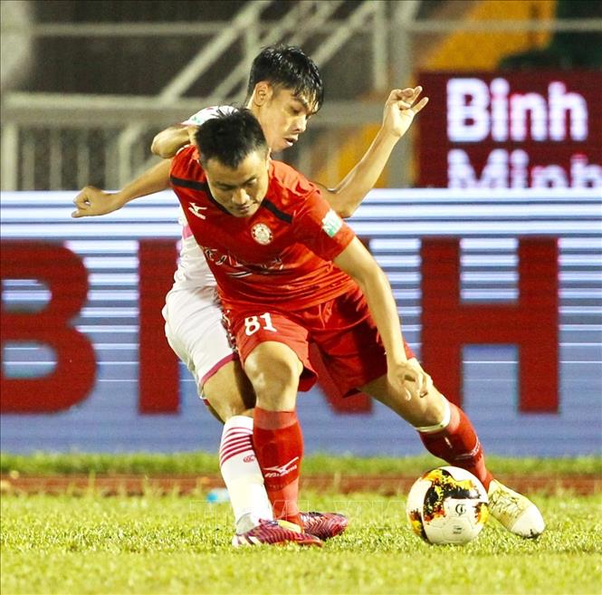 Trong ảnh: Pha đi bóng của tiền vệ Vũ Anh Tuấn (81,TP.HCM) trước hậu vệ Sài Gòn FC. Ảnh: Quang Nhựt - TTXVN