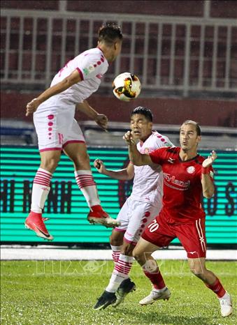 Trong ảnh: Pha tranh chấp giữa Huỳnh Kesley (70,TPHCM) trước hàng hậu vệ Sài Gòn FC. Ảnh: Quang Nhựt - TTXVN