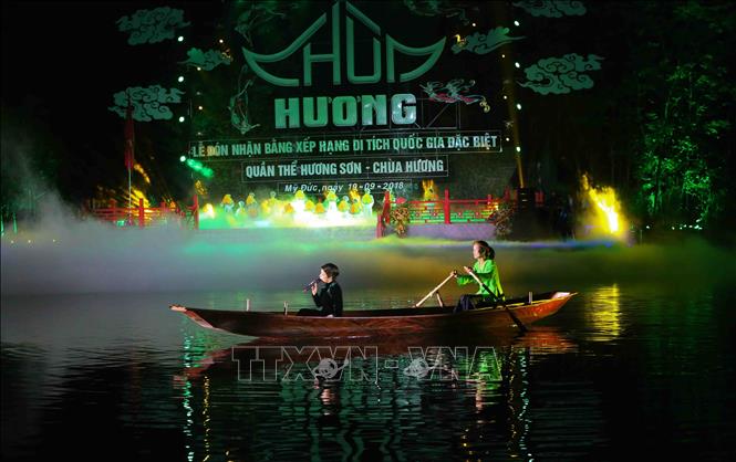 Trong ảnh: Tiết mục văn nghệ chào mừng tại sân khấu thực cảnh trên mặt nước. Ảnh: Thành Đạt – TTXVN
